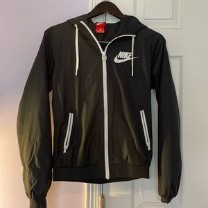 Nike jacket. Size women’s medium. Like new hardly worn.